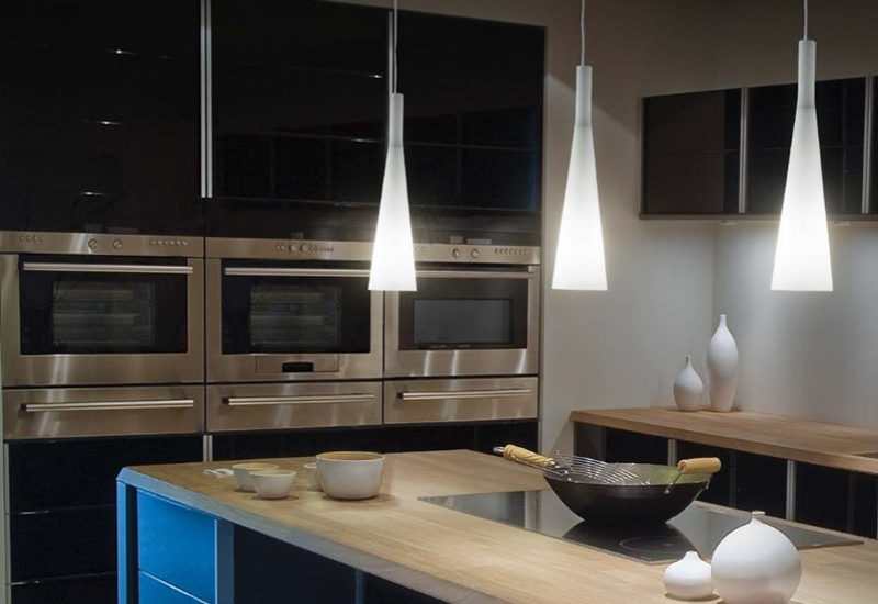 Esempio di illuminazione con faretti ad incasso in una cucina moderna